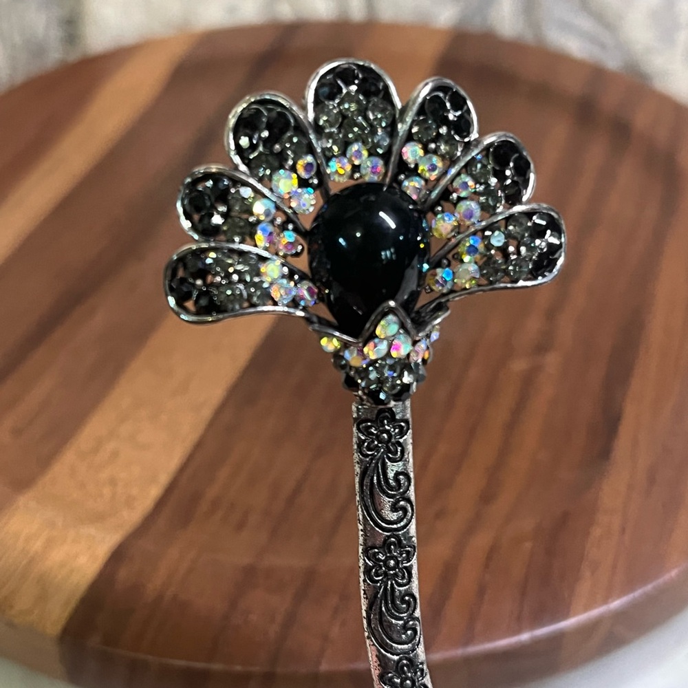NWT Vintage Inspired Fan Shaped Silver Tone Metal Ornate Hairpin w Rhinestones